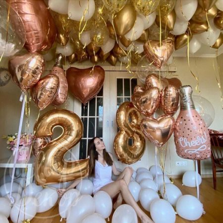 Готовое решение из воздушных шаров с гелием на 28 лет Золото и белый